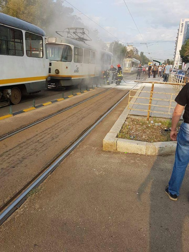 Un tramvai a luat foc in mers, in Capitala: 4 oameni, pe mana medicilor