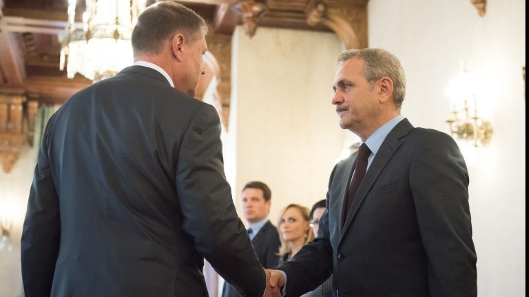 Iohannis imparte smetii si laude, dupa interes