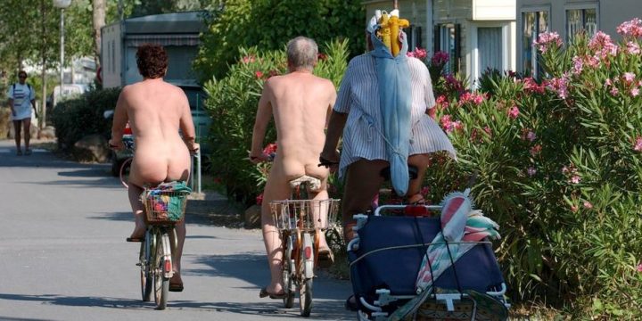 nudisti 1 - Ziarul National
