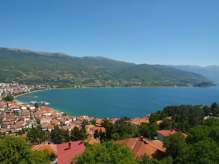 Macedonia isi schimba numele