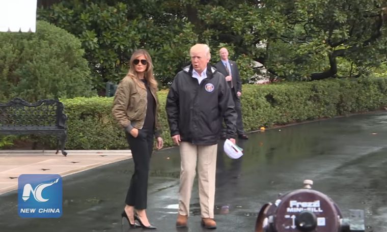 Sotii Trump au vizitat zonele inundate. Tinuta Primei Doamne, analizata indelung (VIDEO)