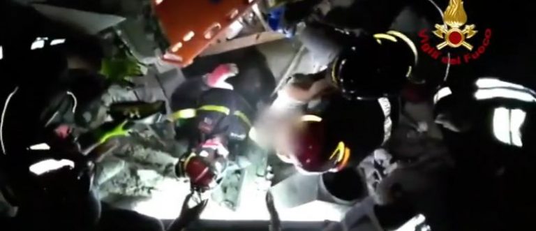 Imagini impresionante din Italia. Bebelus salvat dintre daramaturi, dupa cutremur (VIDEO)