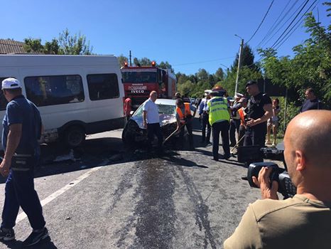Accident de microbuz pe DN 66A: 13 oameni dusi la spital