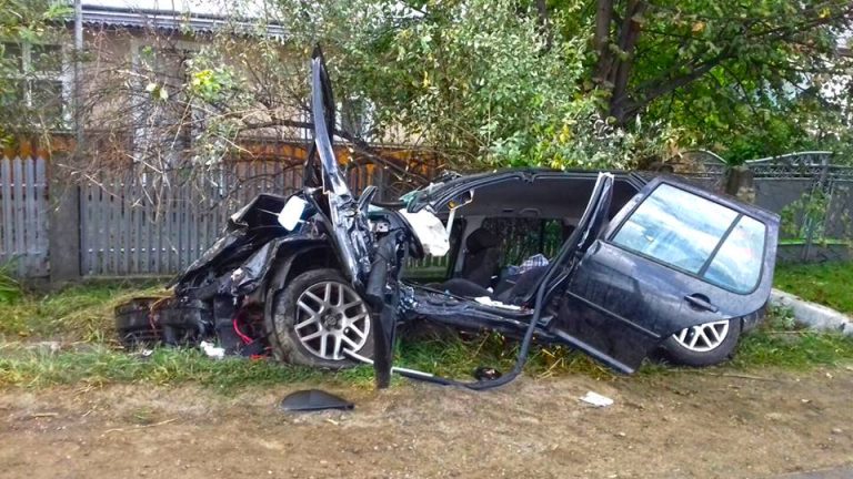 Sofer descarcerat dupa un accident grav, cu trei autovehicule, produs in Suceava