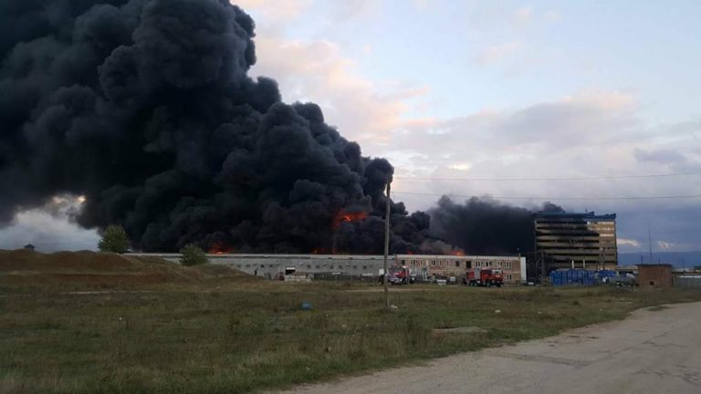 Incendiul de la fabrica din Orastie, lichidat dupa ore intregi de eforturi – FOTO/VIDEO