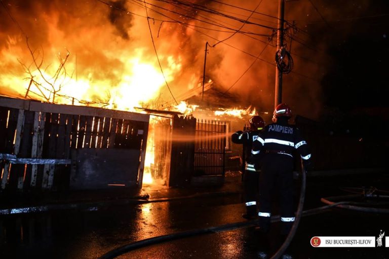 Flacarile au facut prapad. Sase case afectate de un incendiu puternic, in Capitala