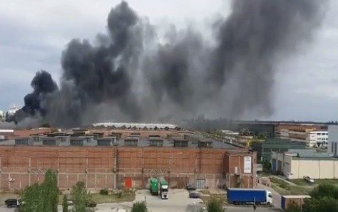 Incendiu puternic la o hala din Capitala