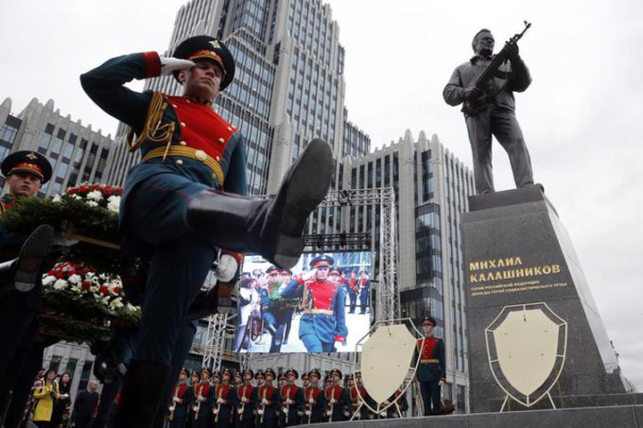 Statuie a lui Kalasnikov, inaugurata la Moscova