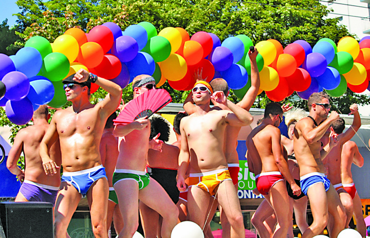 Raport soc: Rusii ne penetreaza homosexualii!