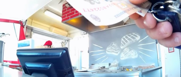 VIDEO. Controverse in cazul unui incident la cumparat de mici, in Odorheiu Secuiesc – Verificari si reactie oficiala