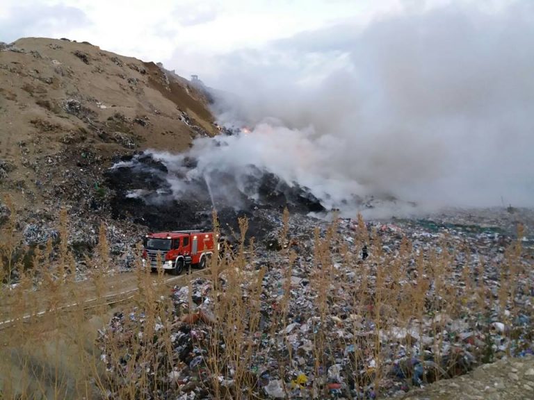 Incendiu la groapa de gunoi a Brasovului. Pompierii se straduiesc de ore intregi sa-l stinga