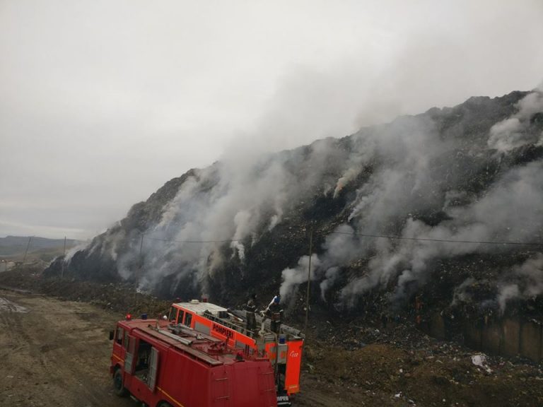 Incendiu la rampa de gunoi de langa Cluj. Pompierii se lupta de aseara sa-l stinga