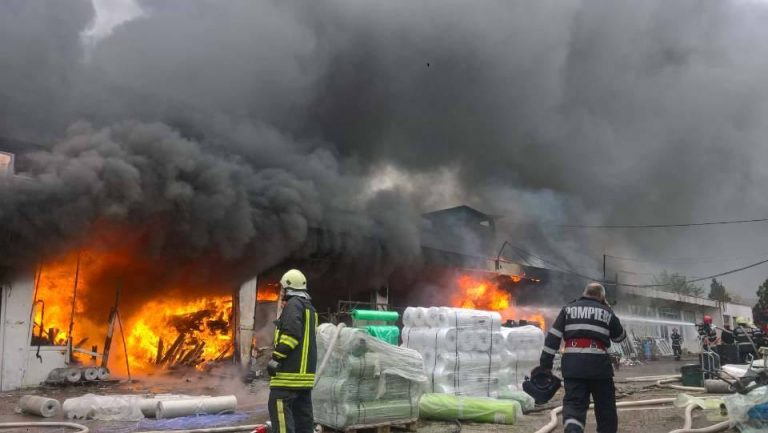 Incendiu masiv la un depozit din Vaslui