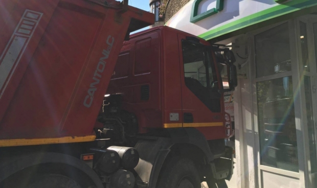 Basculanta ajunsa pe trotuar, la Crangasi. A lovit masini si s-a oprit intr-o farmacie