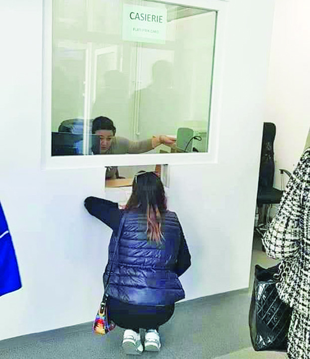 In genunchi, la platit taxe