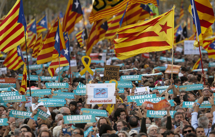 Catalanii raman fara politie, finante si mass-media