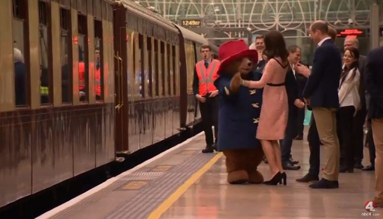 Moment haios. Ducesa Kate, dansand cu celebrul urs Paddington (VIDEO)