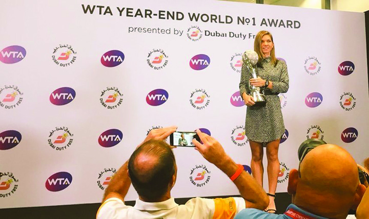 Simona Halep a primit trofeul de lider mondial WTA