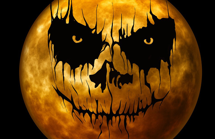 Momente de groază de Halloween: Copiii, invitați în casă, de un pedofil complet dezbrăcat