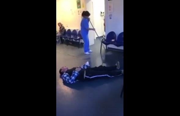 Pacient pe podeaua spitalului, infirmiera da cu mopul pe langa el (VIDEO)