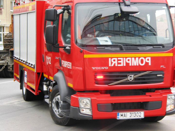 Pompierii de la ISU, în alertă! Camion înghițit de flăcări și circulație blocată, pe DN7