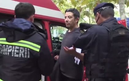 Un regizor cunoscut s-a taiat la mana in curtea Patriarhiei: „dar de sange si de bani” (VIDEO)
