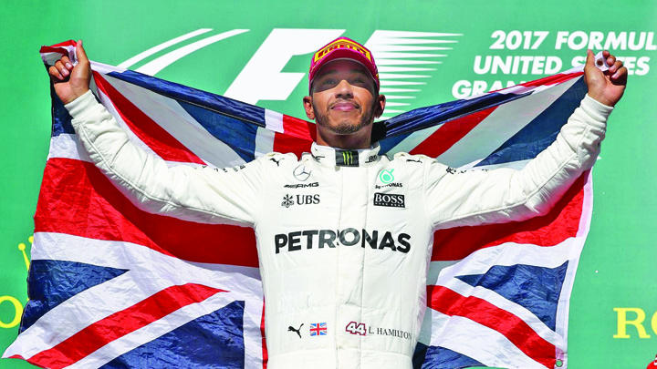 Mercedes il umple de bani pe Lewis Hamilton