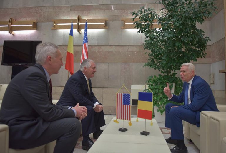Cu cine s-a intalnit secretarul de stat Tillerson la sosirea in Romania (FOTO)