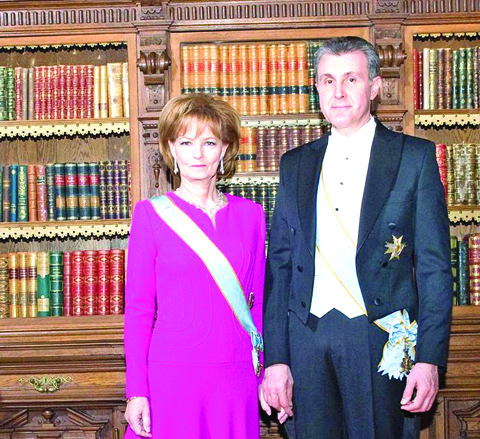 Cuplul mostenitor al Casei Regale este foarte ocupat cu NIMIC