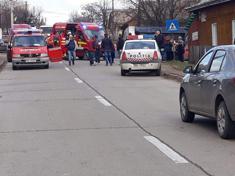 Cinci copii, loviti de o masina in statia de autobuz, in Suceava