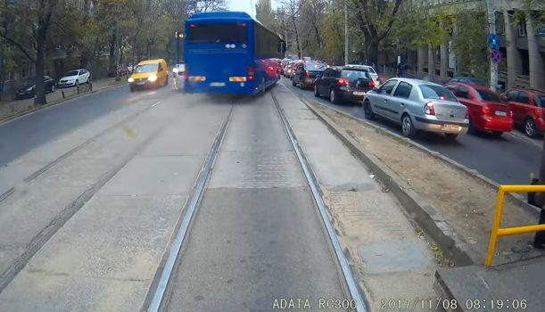 Imagini de necrezut cu un autocar cu numere MAI. Jandarmeria a reactionat deja (VIDEO)