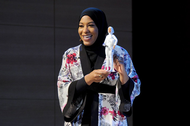 Prima Barbie cu val islamic