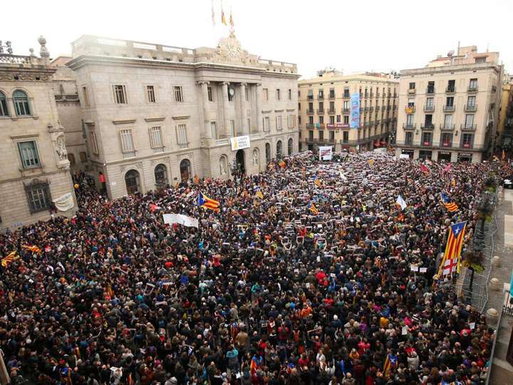 Puigdemont ataca UE, Catalonia a paralizat
