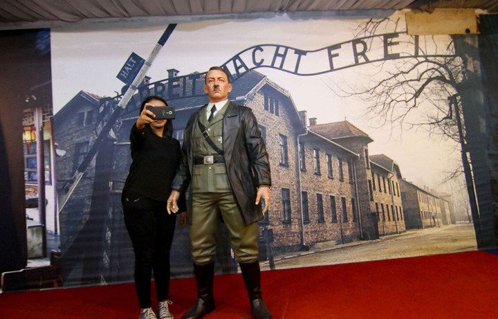 Selfie cu Hitler la muzeu