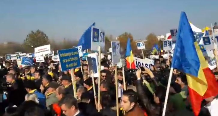 Imagini din zona Parlamentului. Lant uman in ziua dezbaterii motiunii de cenzura (VIDEO)