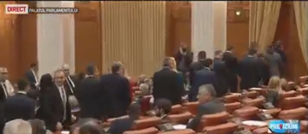 A inceput dezbaterea motiunii. Parlamentarii PSD au iesit din sala