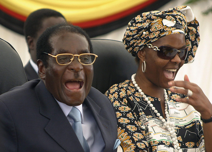 Mugabe pleaca plin de bani