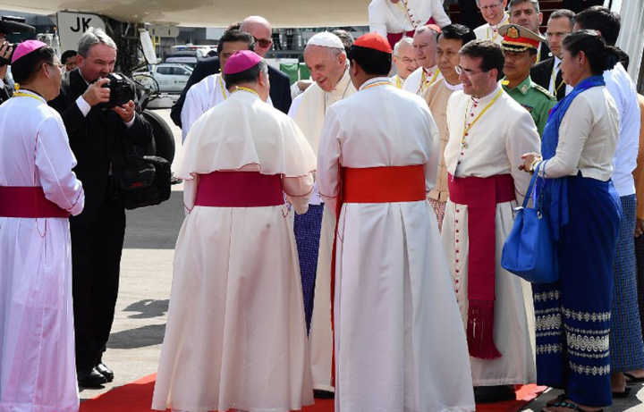 Papa Francisc, pe teren minat