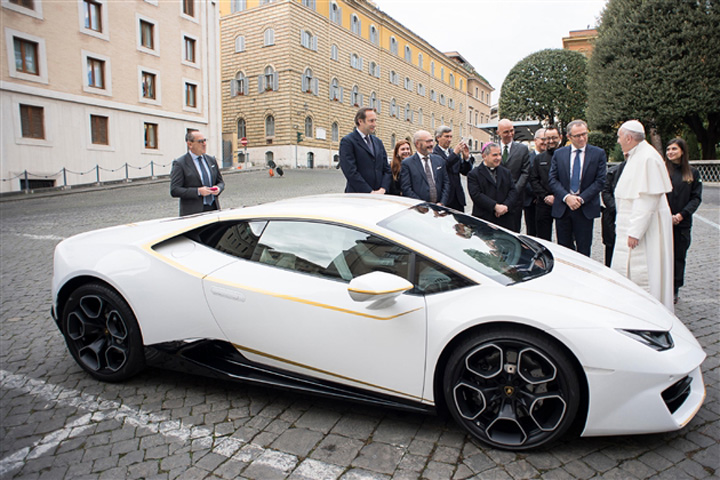 Un Lamborghini pentru Papa Francisc!