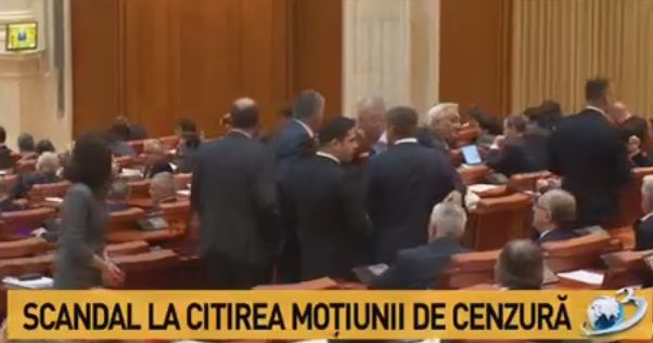 Mai multi pesedisti au parasit sala, in timpul citirii motiunii PNL