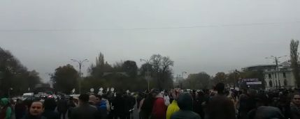 Protest la usa Guvernului, in timpul sedintei in care se analizeaza „Revolutia fiscala”