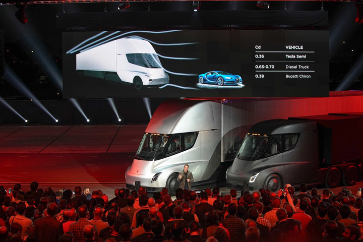 Tesla vinde un bolid cu plata in avans