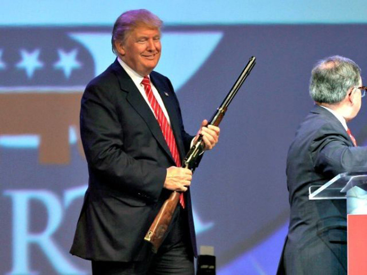 Americanii mor, Trump apara armele