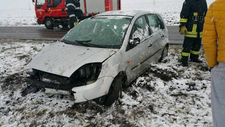 O masina in care se aflau 3 copii si 2 adulti s-a rasturnat, in Timis
