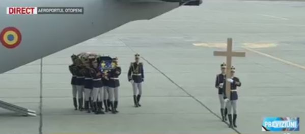 Regele Mihai, adus in Romania. Asteptat la aeroport de Custodele Coroanei si de nepotul Nicolae