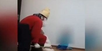 Imagini socante! Copil terifiat de un individ costumat in Mos/Cazul, anchetat