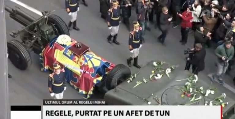 Regele Mihai, ovationat la momentul despartirii de Palatul Regal