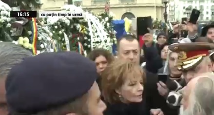 Custodele Coroanei a stat de vorba cu oamenii veniti la Palatul Regal