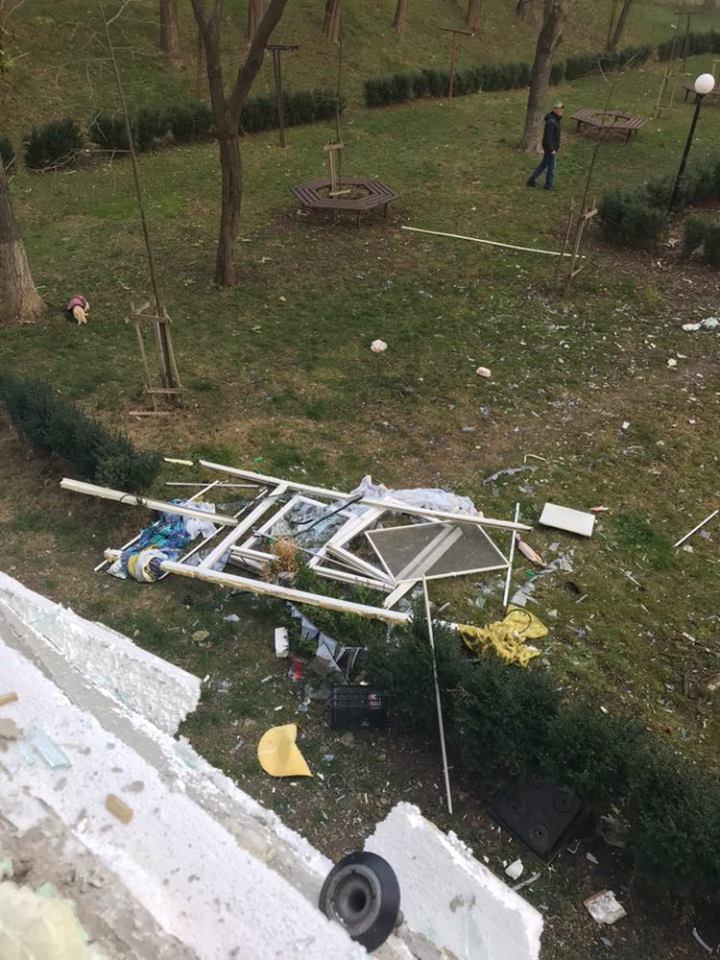 Explozie intr-un bloc din Onesti. O victima, transferata in Capitala