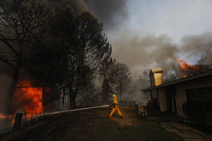Incendiile din Los Angeles, declansate de boschetari